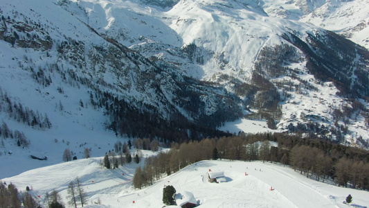 马特峰山和滑雪者在冬日的滑雪道上瑞士阿尔卑斯山瑞士视频