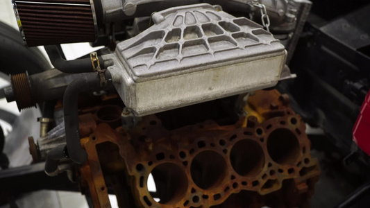 古老的生锈汽车发动机运动车的涡轮引擎视频