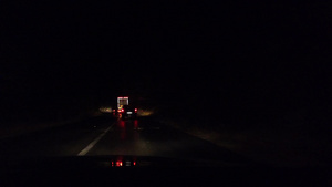 夜间下雨时乘半拖车载运货物后农村公路上行驶26秒视频