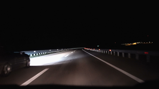 夜间开车到乡下驾驶员的视点是第一视角夜车非城市视频