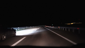 夜间开车到乡下驾驶员的视点是第一视角夜车非城市17秒视频