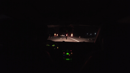 晚上在高速公路上驾车的情侣视频