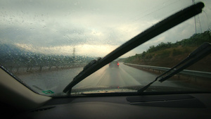 雨水天气下潮湿公路上第一视角车辆驾驶21秒视频