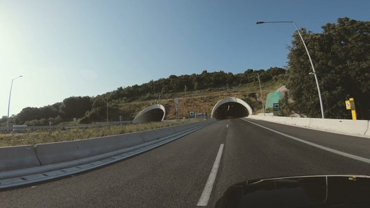 第一视角驾驶和进入高速公路隧道视频