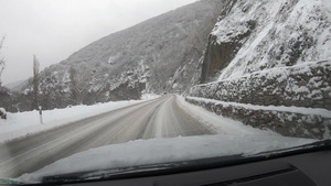 在冬季暴风雨中驾车前往山区30秒视频