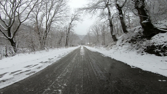 在雪中驾驶汽车危险路视频