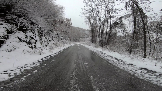 驾驶在雪冻的农村道路上行驶车车车驾驶角度视频