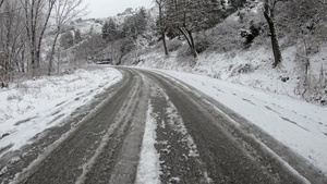 在冷冻的路上慢慢开车下着很多雪30秒视频