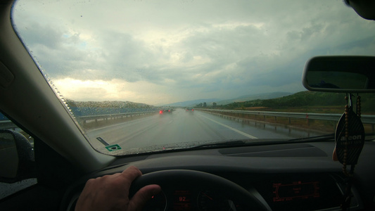 第一视角驾驶车在高速公路上暴风雨冲雨汽车挡风玻璃视频