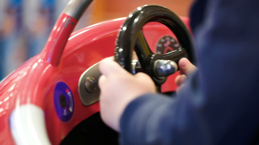 儿童驾驶玩具汽车的车轮视频
