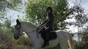骑白马的年轻女子25秒视频
