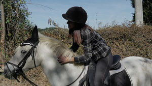美丽的年轻女子骑着白马骑车14秒视频