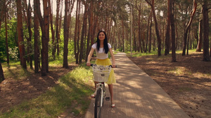 在户外自行车上骑自行车的成年女子13秒视频