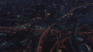 黄昏时的伊斯坦布尔巨大的高速公路十字路口交通堵塞空中24秒视频