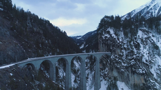 有铁路的Landwasser高架桥在冬日山峡谷和河流视频