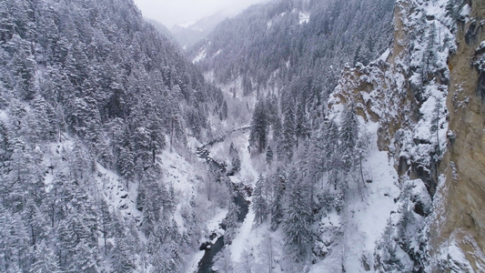 冬季雪天时在休克泽兰的陆水龙头空中观察下雪流经山峡视频