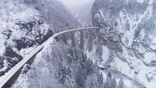 地面水龙管和铁路在冬季雪天在休克兹兰空中观察高山降雪视频