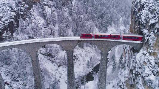 冬季有铁路和火车的Landwasser高架桥下雪瑞士视频