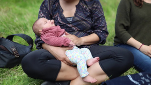 母亲抱着她的女婴坐在草地上7秒视频