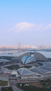 航拍城市风光节能环保光伏电池屋顶的武汉国际博览中心全景素材城市素材视频