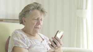 使用智能手机的老年妇女18秒视频
