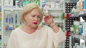 在本地药店找药生病的年长妇女寻找药品11秒视频