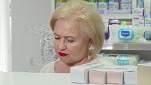 在药店购买化妆品的高级优雅高贵女士11秒视频