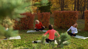 妇女在公园静默期间放松的高度角度视角在公园中15秒视频