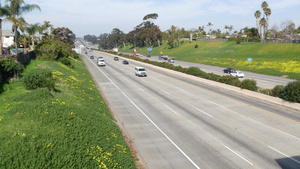 城市间高速公路交通公路交通和绿化在加里福尼亚州际公路14秒视频