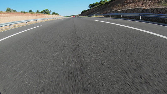 在高速公路上驾驶的低角第一视角视频