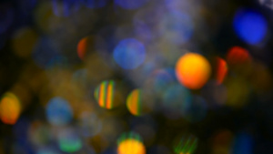 淡化焦点的多色亮光线彩色彩虹黑色背景假日抽象节日活动17秒视频