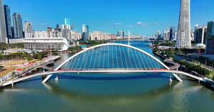 4k航拍蓝天海心桥广州网红步行跨江天桥50秒视频