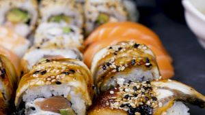 黑石上健康美味的寿司卷11秒视频