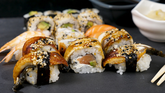 健康美味的寿司卷片段完美而美味的寿司卷视频