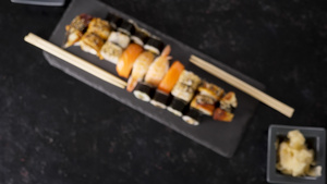 在美味的日本传统寿司卷上放大顶部视图18秒视频