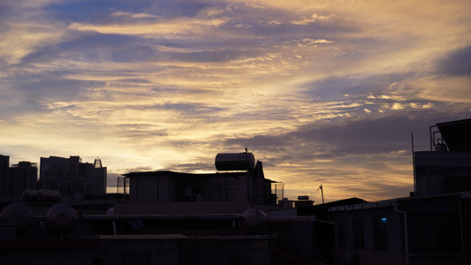 4k延时摄影日出太阳升起城中村风景云朵视频
