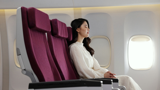 年轻美女靠在机舱座椅上休息视频