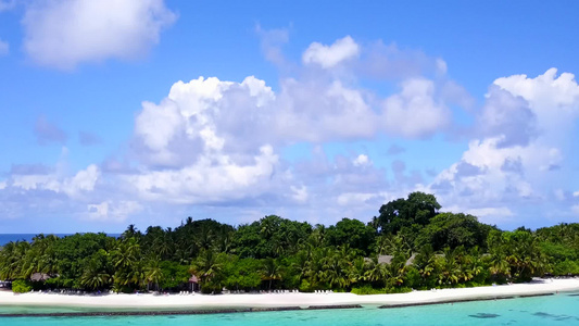 使用蓝水和清洁沙土背景的蓝水对完美的岛屿海滩时间进行视频