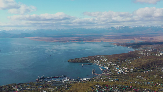 关于俄罗斯海平面和海平面城市风景的空中观测视频