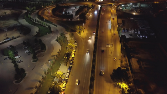 夜间在明亮的高速公路和桥上驾驶汽车视频