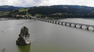山谷比卡兹河和恶魔之石上一座桥空中视图26秒视频