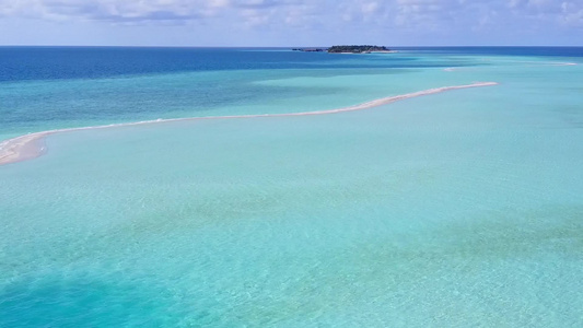 热带度假度假胜地海滩经蓝海和白沙底蓝海旅行的无人驾驶视频