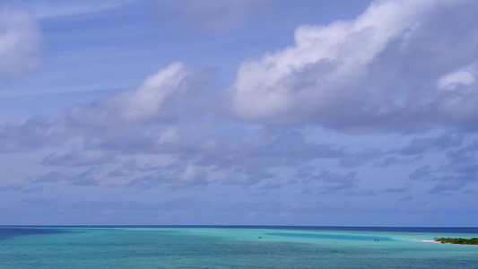 以透明有白色沙滩背景的海洋为宁静海岸海滩假日的空中视频