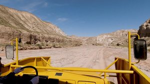 安全车驶入空旷的矿场4K素材61秒视频