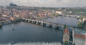 查理大桥空中倾斜拍摄布拉格捷克共和国4K视频13秒视频