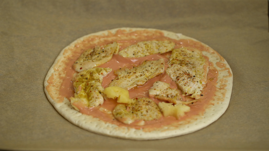 厨师把菠萝切片放在披萨上视频