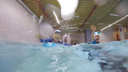 4K泳池里练习游泳的少年视频