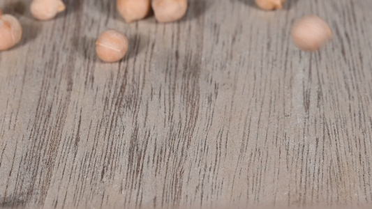鸡皮豆在木制桌子上掉落视频