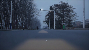冬天傍晚的公路行人车辆树木50秒视频