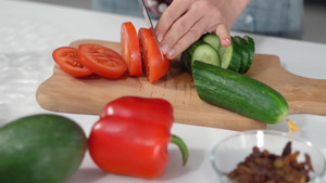 将食材新鲜西红柿和黄瓜与其他食材一起放在餐桌上在厨房8秒视频